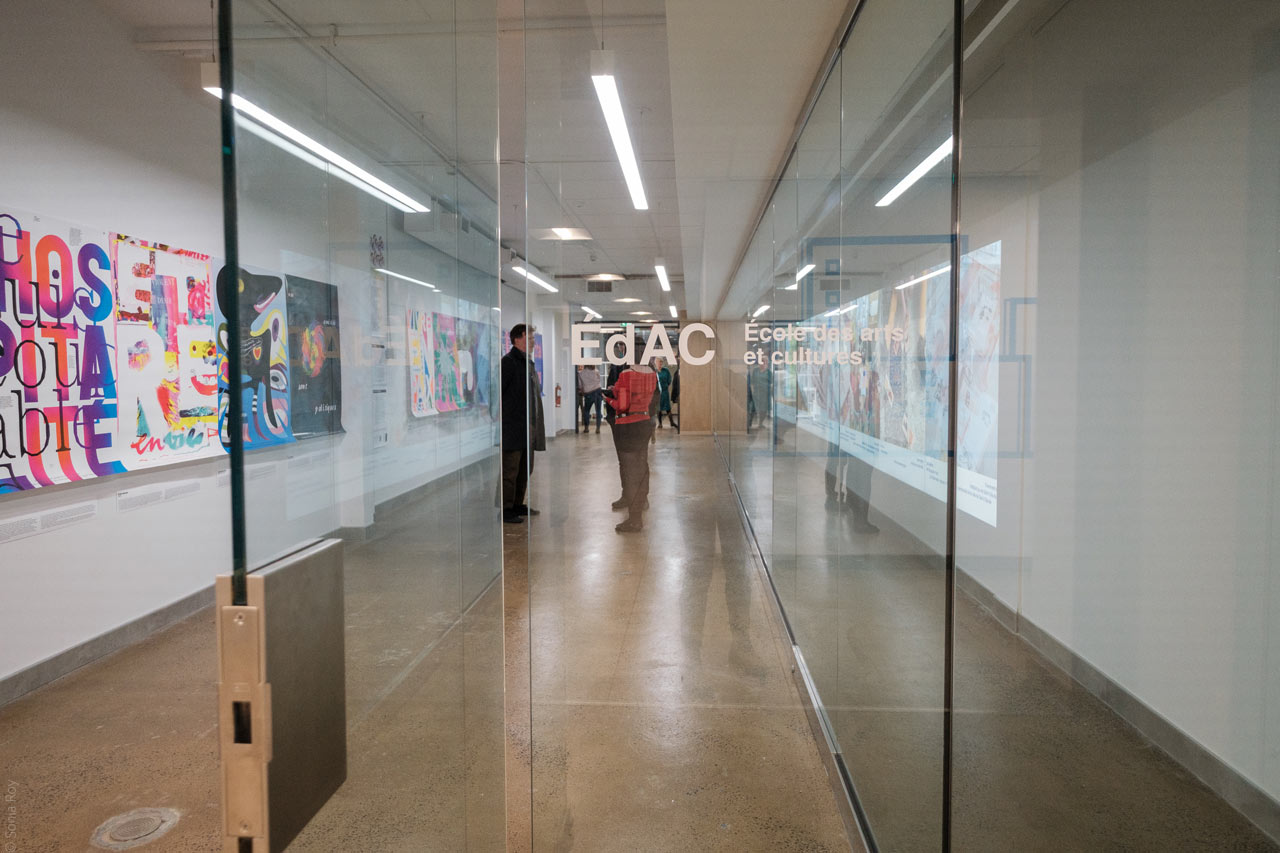 Les vitrines de l'ÉdAC présentent une exposition durant le colloque sur le design social en octobre 2025.