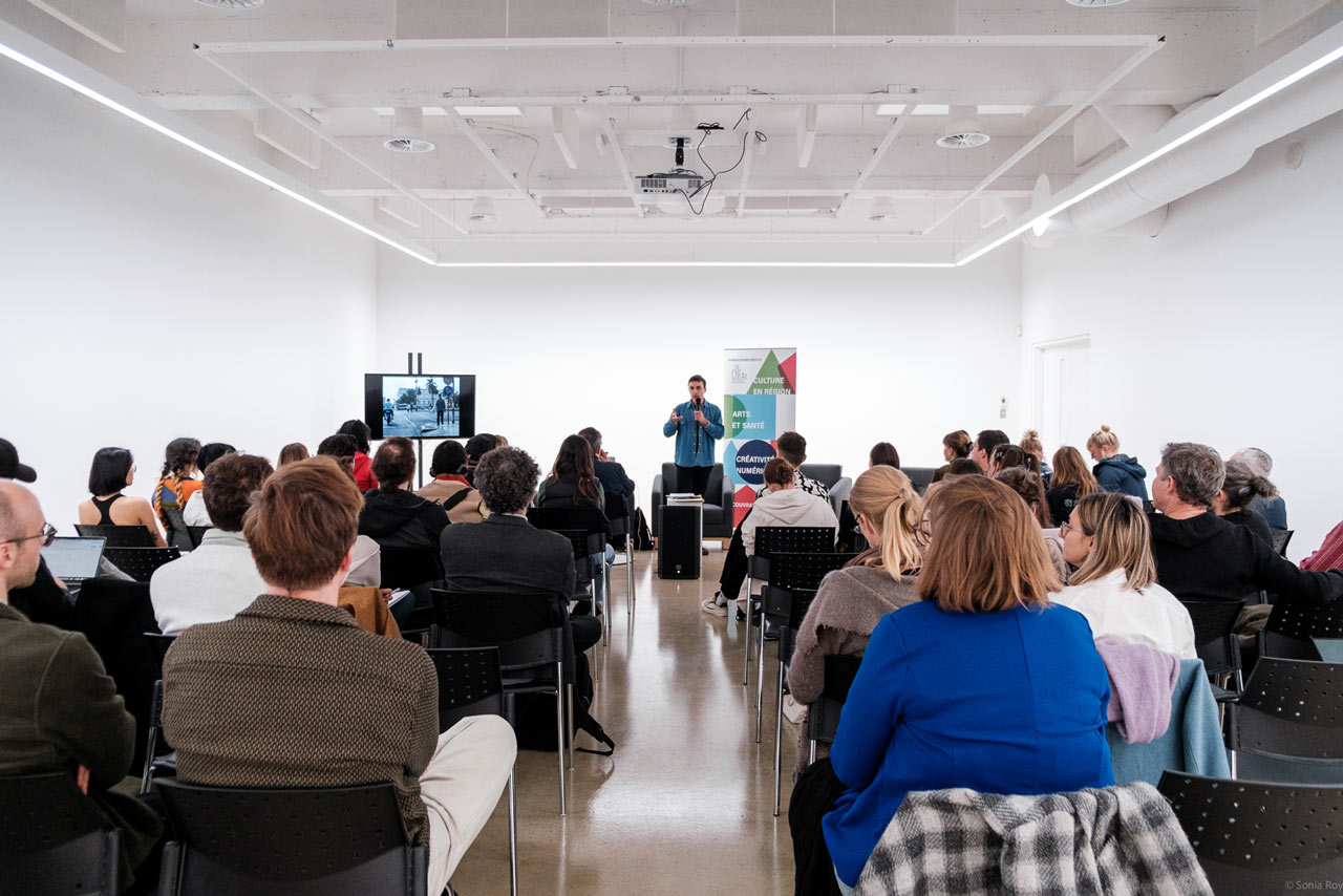 Un public assiste à une conférence offerte durant le colloque sur le design social organisé à l'ÉdAC en octobre 2025.