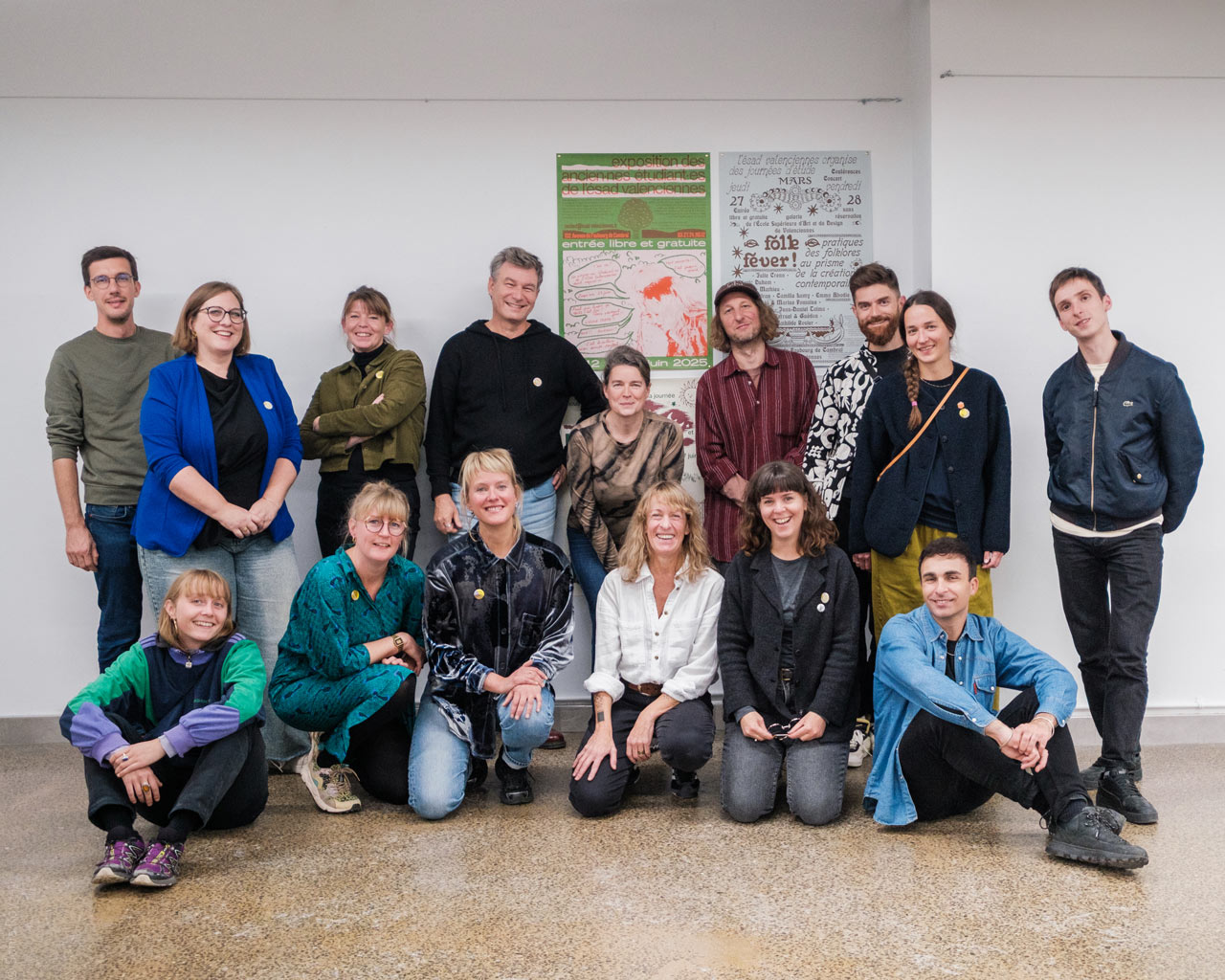 Les personnes participantes posent pour une photo durant le colloque sur le design social organisé à l'ÉdAC en octobre 2025.