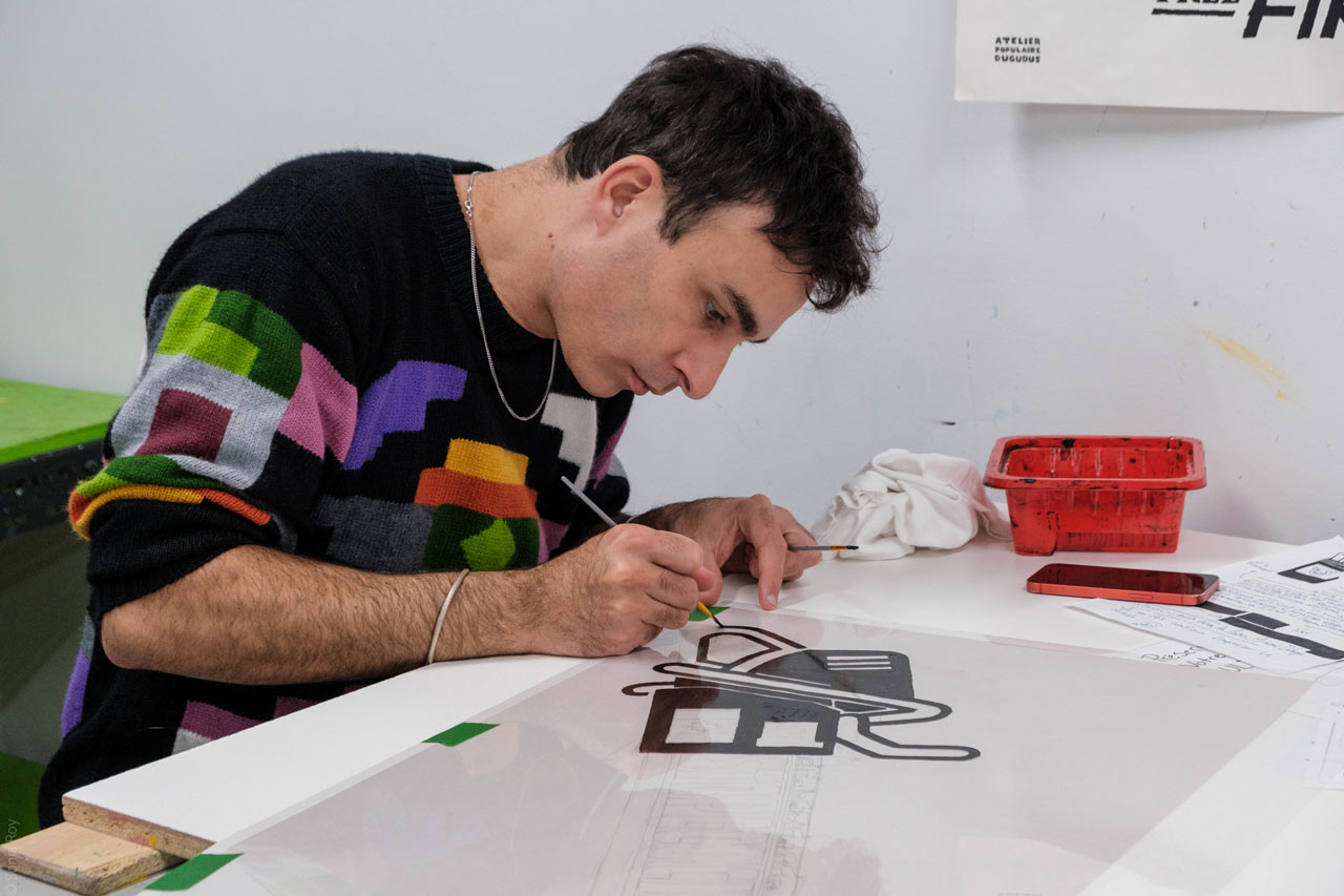 Un artiste dessine durant l'atelier de pratique organisé lors du colloque sur le design social à l'ÉdAC en octobre 2025.