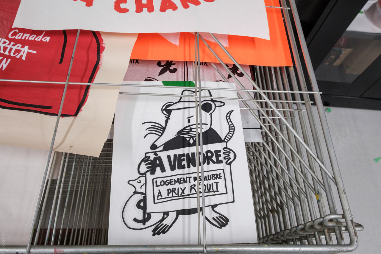 Des images peintes ou sérigraphiées sont mises à sécher durant l'atelier de pratique organisé dans le cadre du colloque sur le design social à l'ÉdAC en octobre 2025.