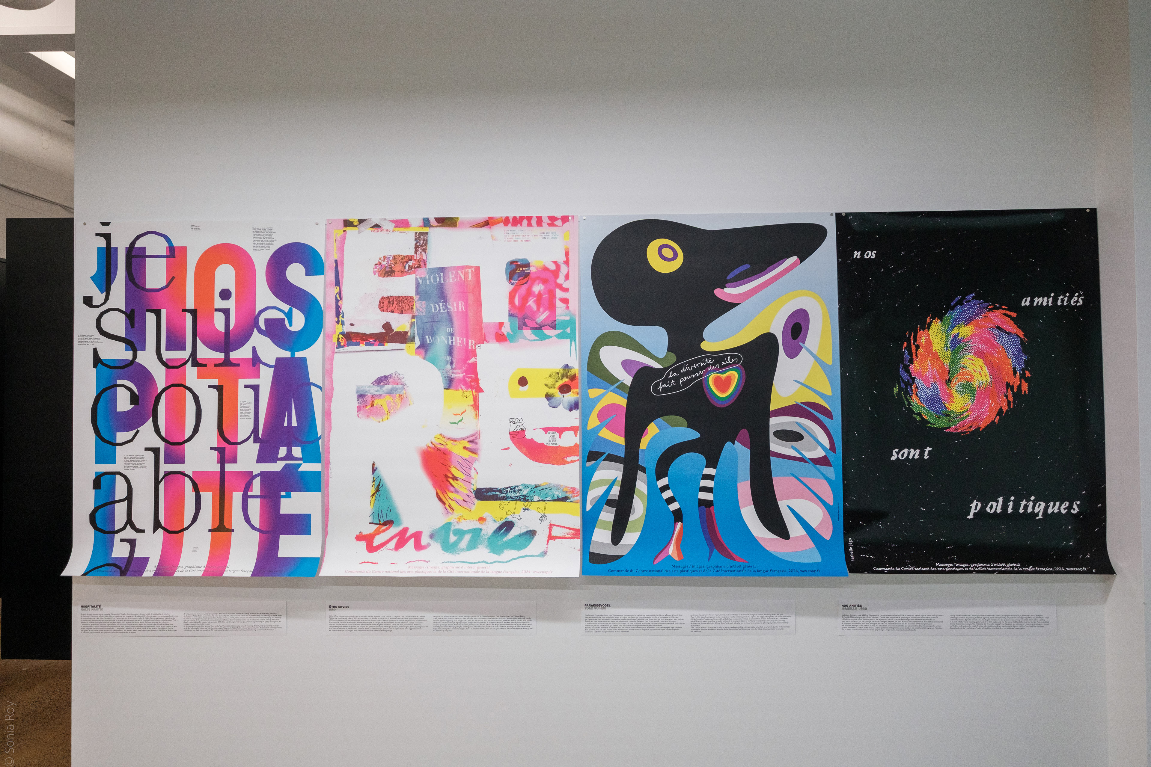 Des affiches sont exposées durant le colloque sur le design social à l'ÉdAC en octobre 2025.