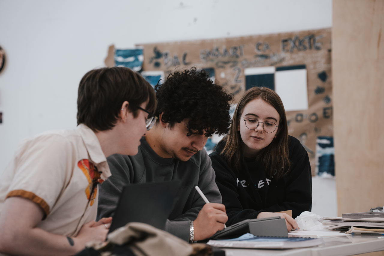 Des personnes travaillent ensemble sur un projet dans un atelier de création à l'ÉdAC.