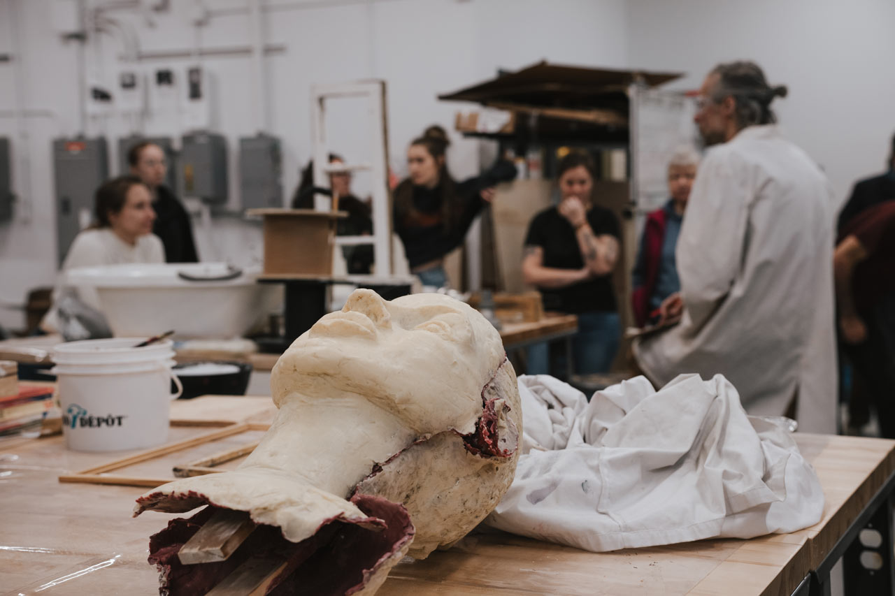 Un enseignant donne un cours dans un atelier de sculpture de l'ÉdAC.