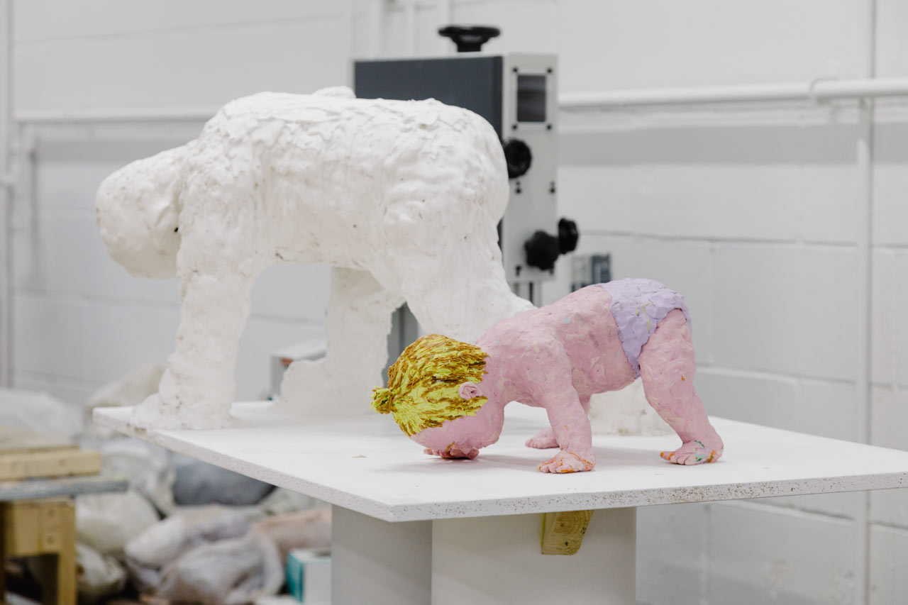 Deux sculptures en plâtre sont exposées sur une table dans un atelier de l'ÉdAC lors de l'exposition de fin d'année.