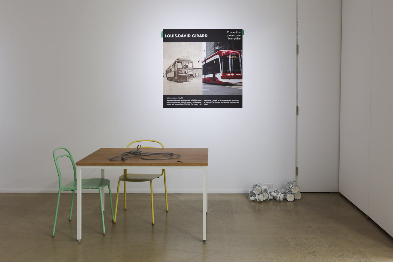 Une exposition se prépare dans une salle de la Galerie UQO pour un événement de l'ÉdAC.