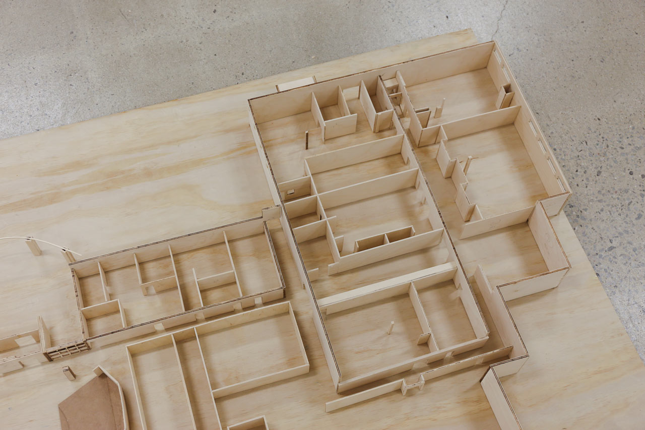 Une maquette en bois est exposée dans une salle de la Galerie UQO pour un événement de l'ÉdAC.