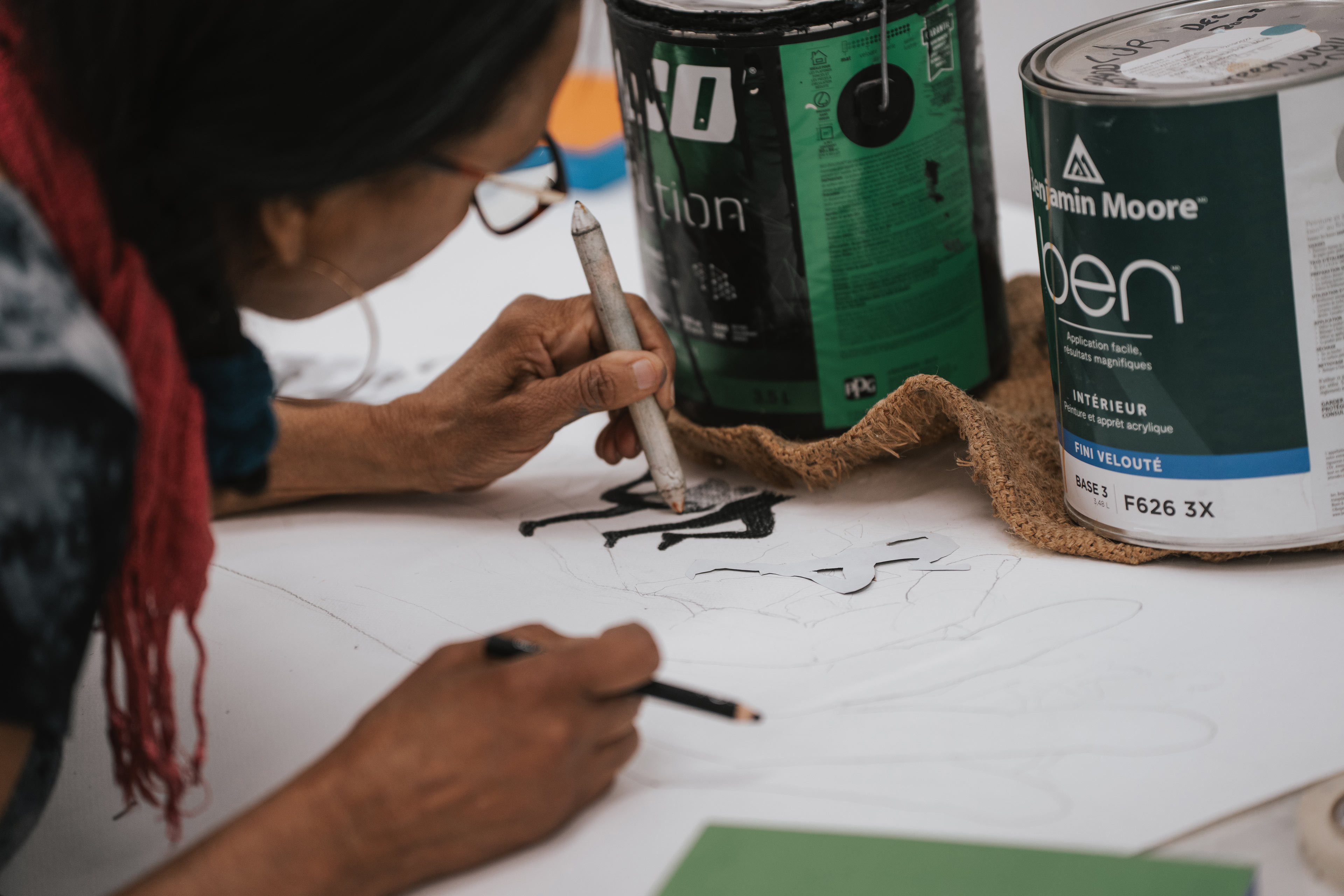 Une personne dessine dans un atelier d'arts visuels à l'ÉdAC.