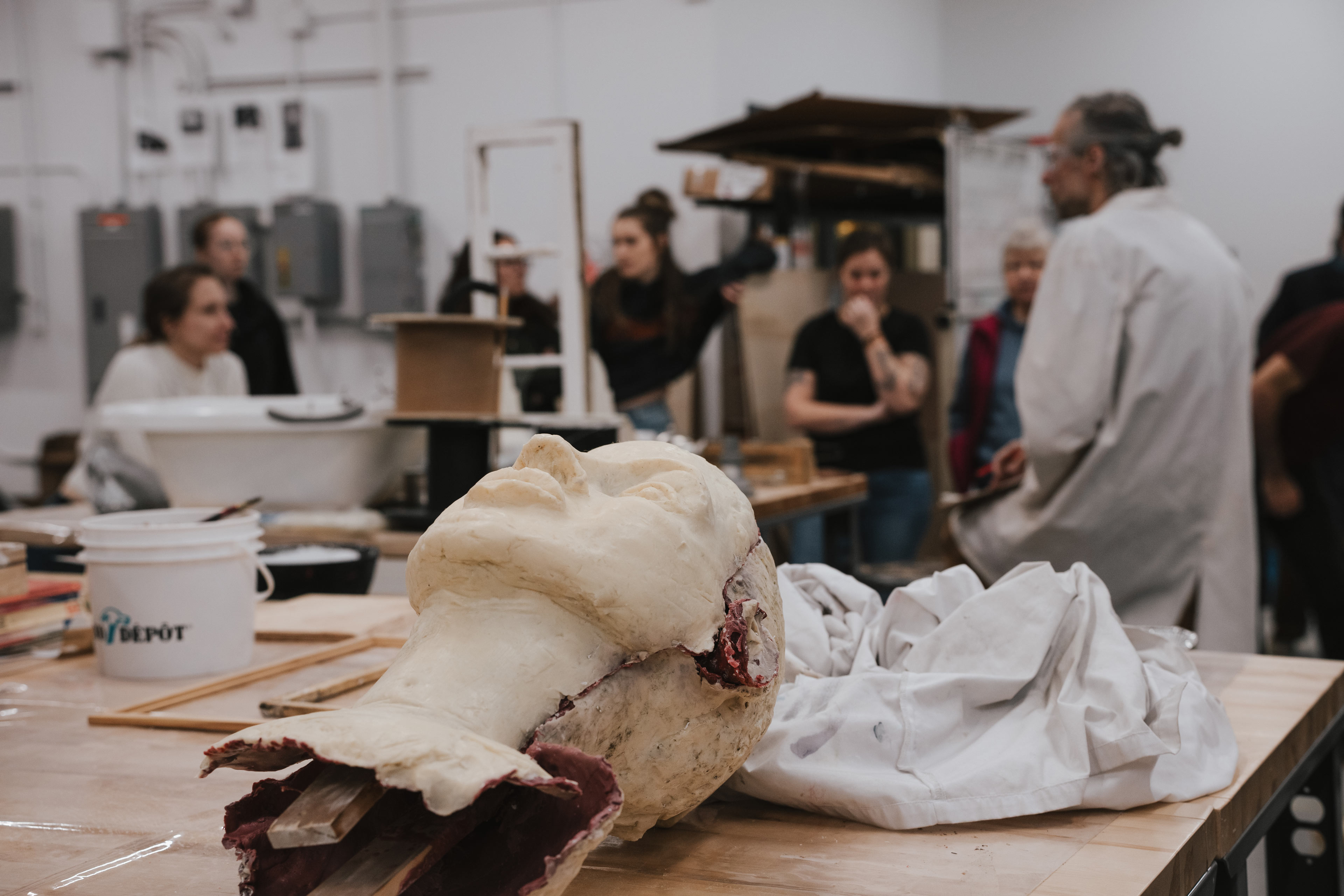 Un enseignant donne un cours dans un atelier de sculpture de l'ÉdAC.