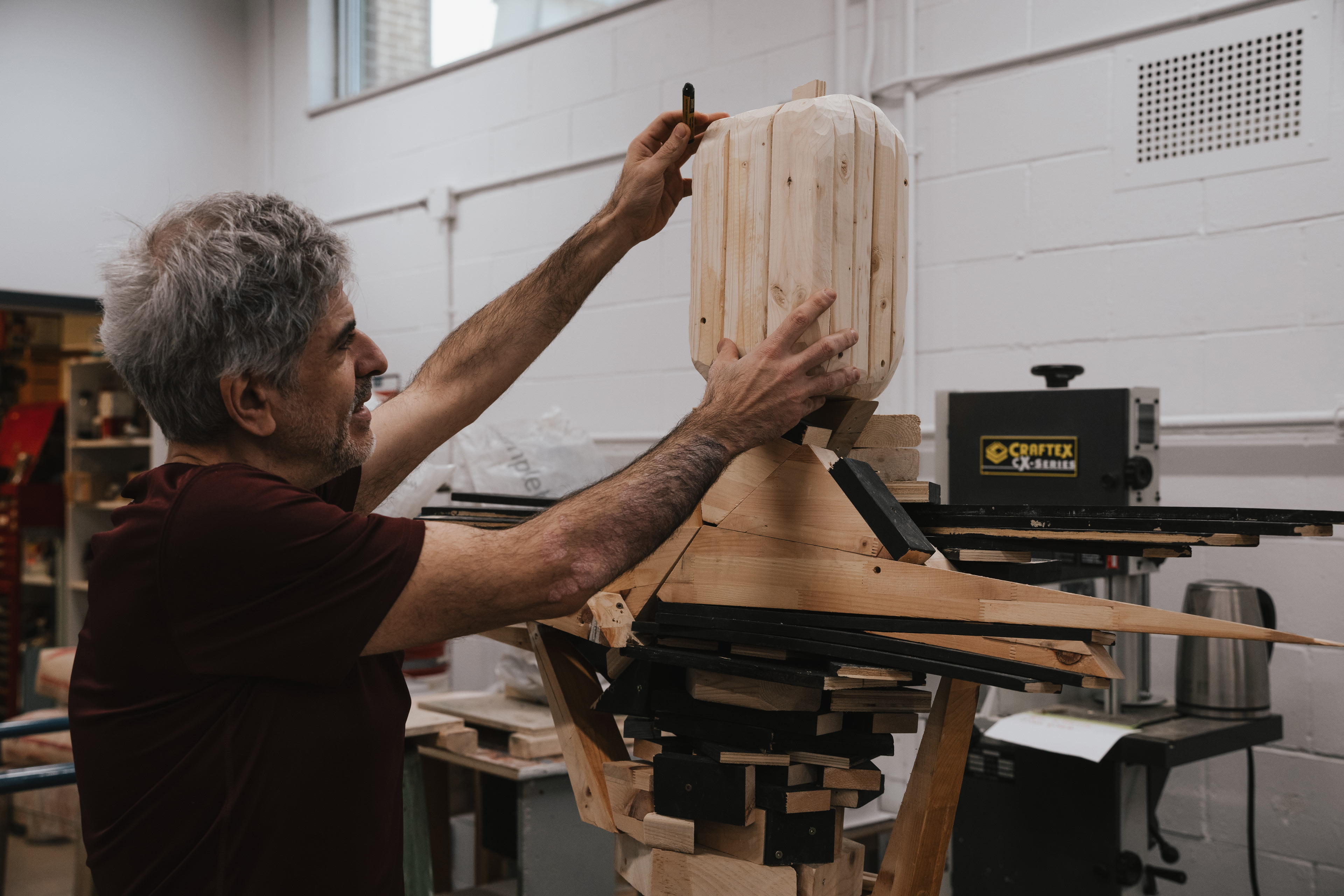 Un étudiant travaille sur une sculpture dans un atelier à l'ÉdAC.