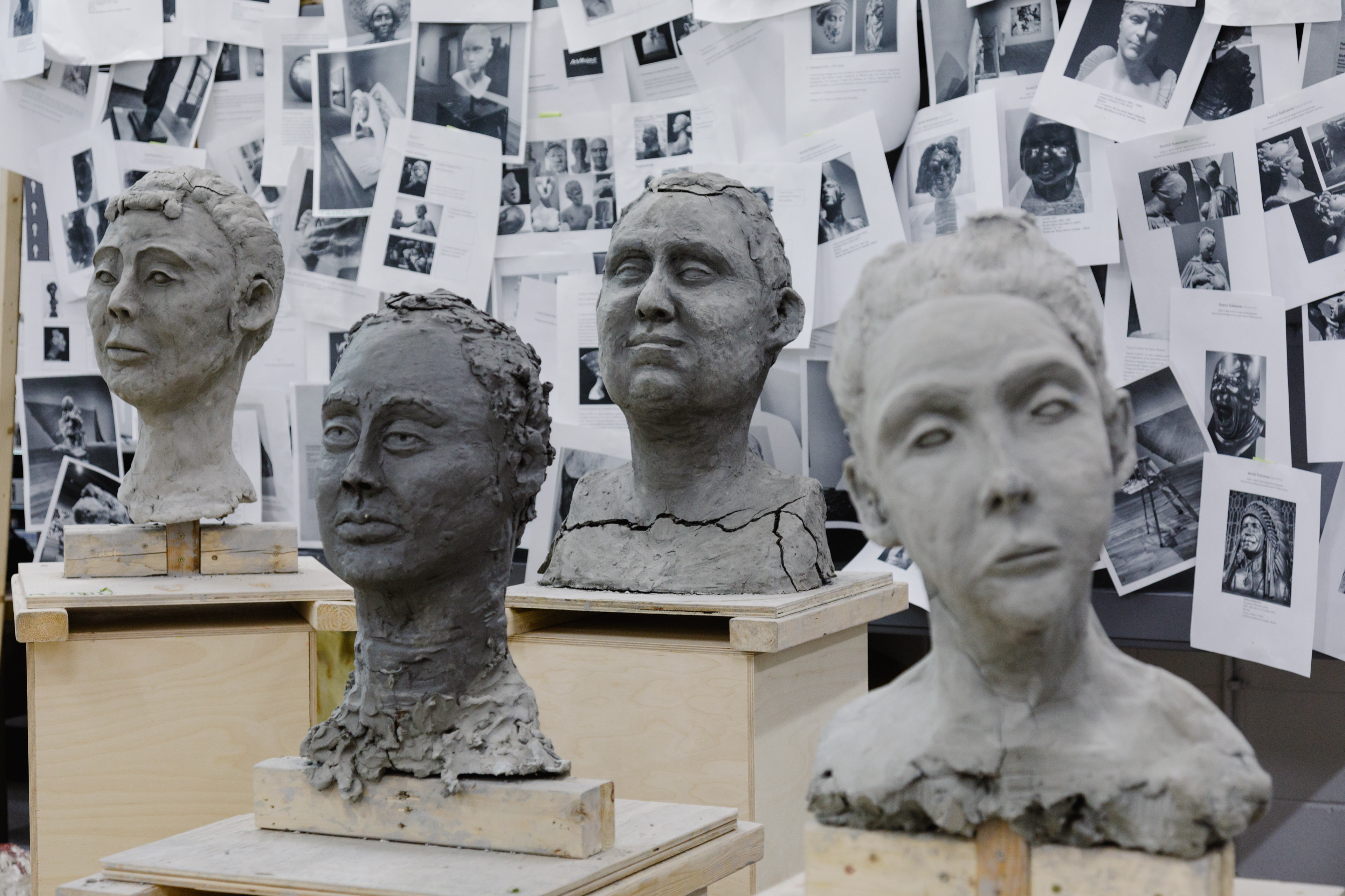 Des bustes en argile sont exposés sur une table dans un atelier de sculpture à l'ÉdAC.
