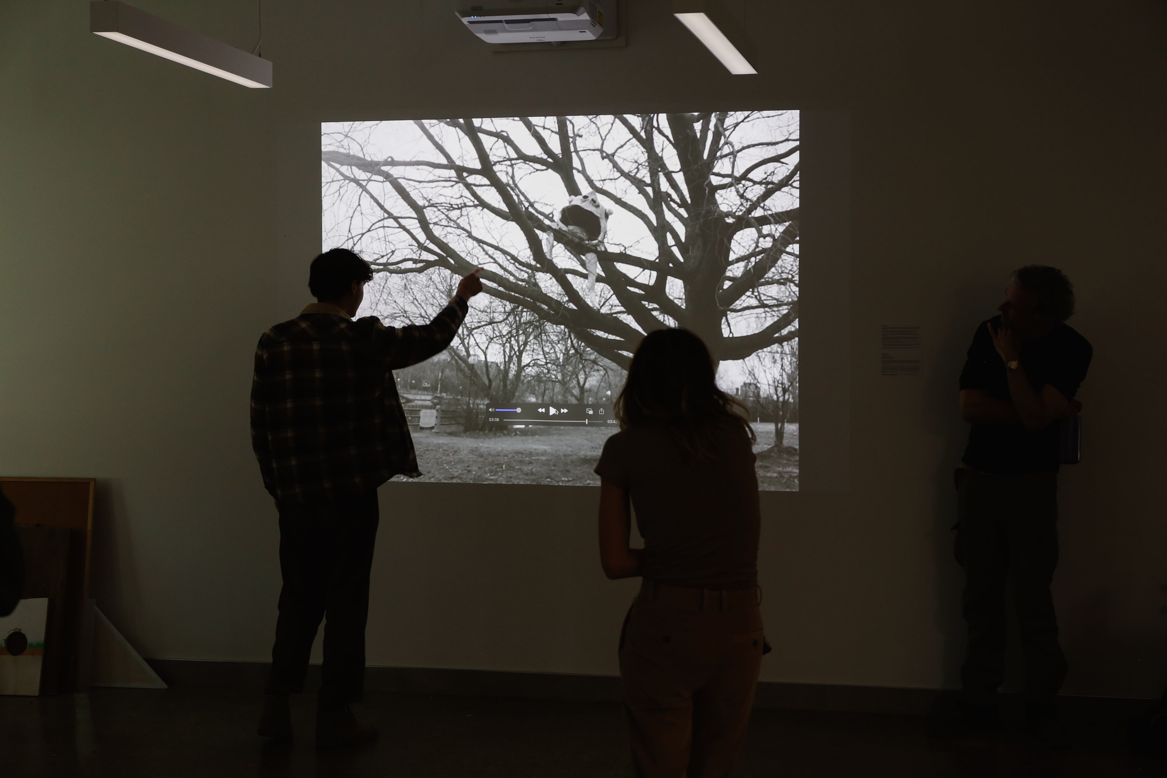 Des personnes assistent à une présentation de projet dans le cadre d'un séminaire de deuxième cycle à l'ÉdAC.
