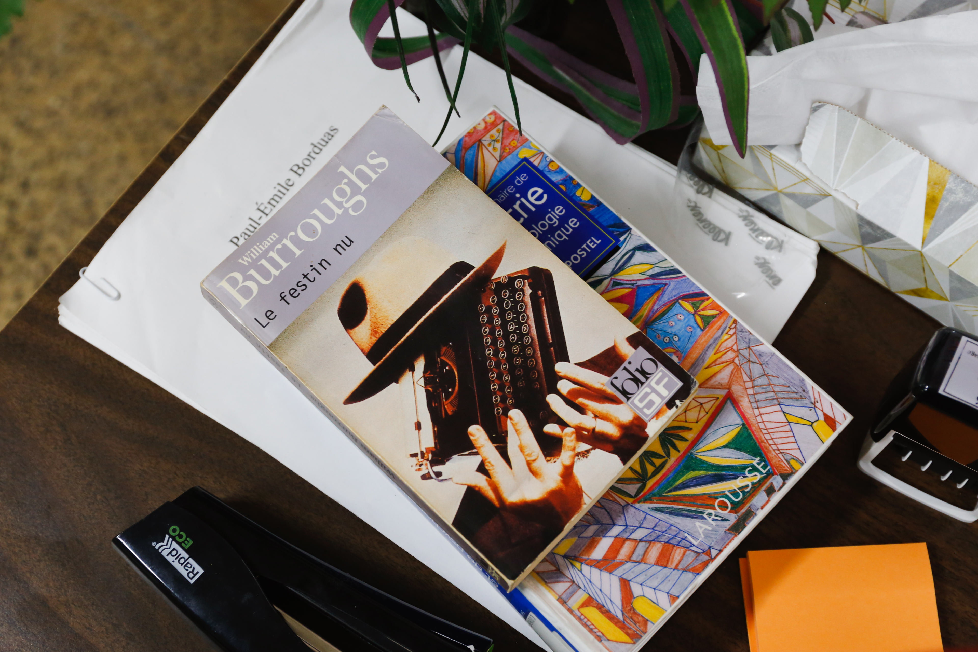 Quelques livres sont posés sur une table dans le cadre d'un cours de l'ÉdAC.